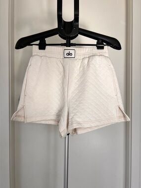 ALO Yoga Quilted Light Cream Athletic Shorts